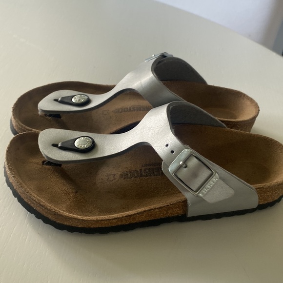 Girls Gizeh style Birkenstocks. Barely worn - Picture 4 of 4